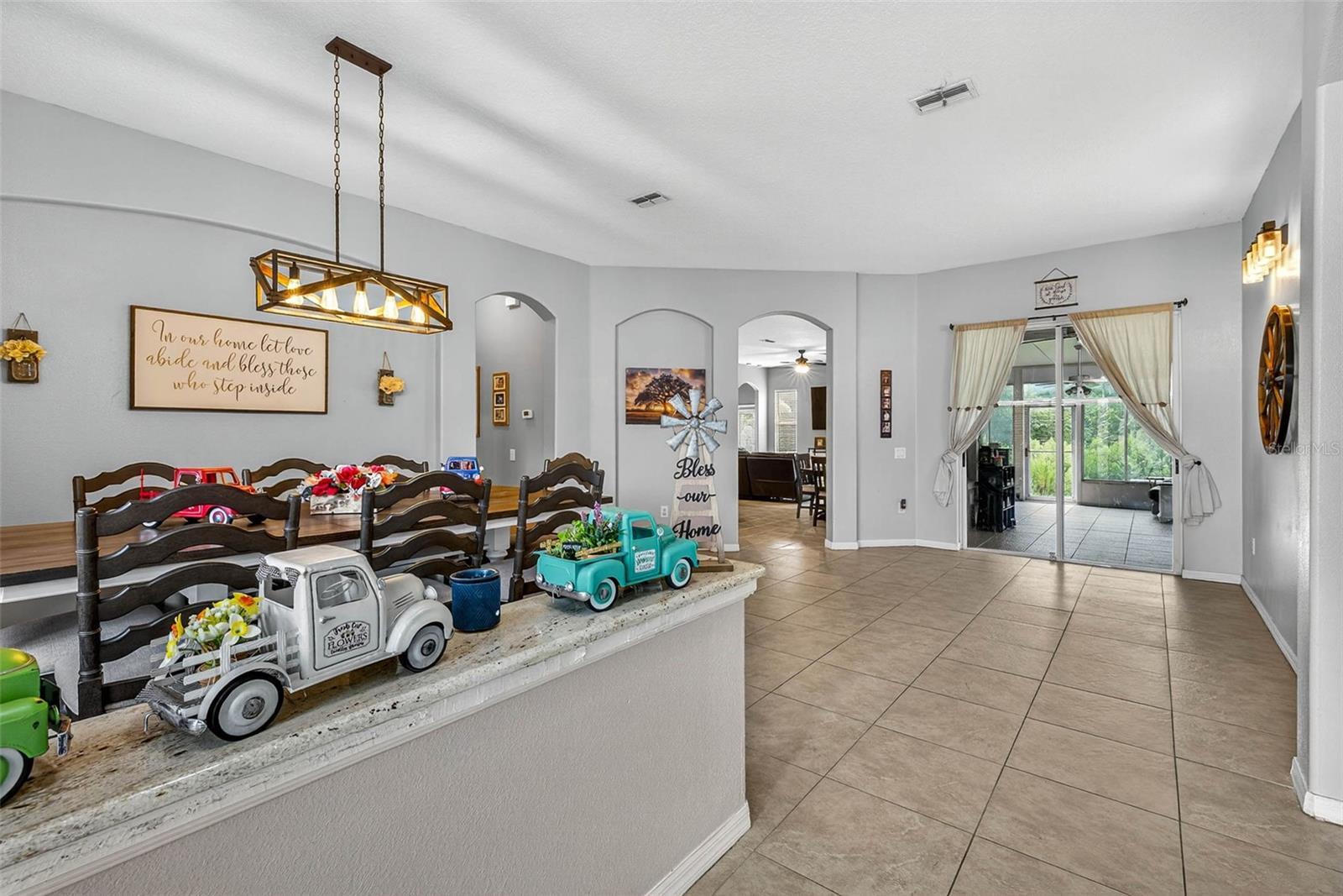 Property Photo: 4616 Roslyn Ct FL 34639