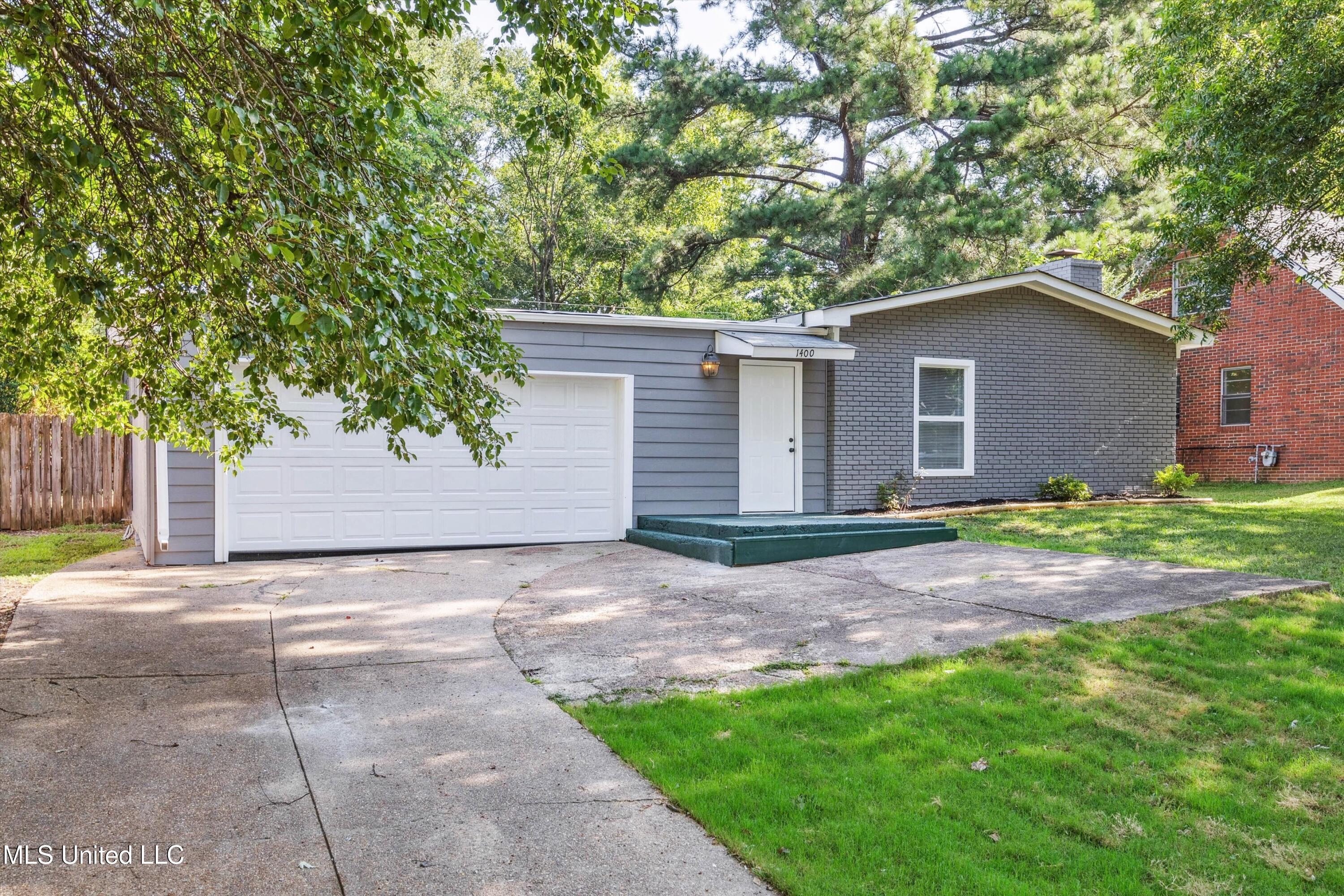 Property Photo: 1400 Staunton Drive MS 38671