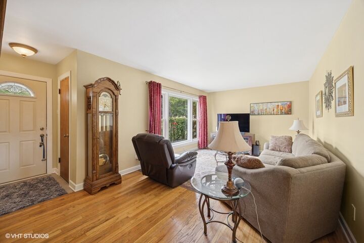 Property Photo: 1922 Mayfair Avenue IL 60154