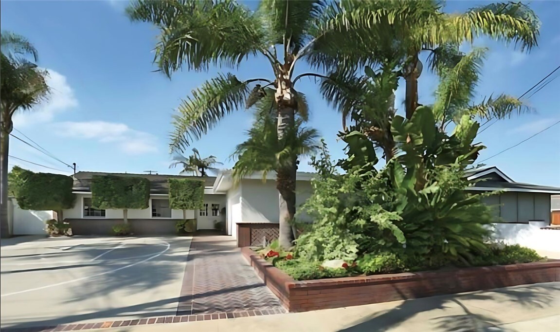 Property Photo:  233 E 21st Street  CA 92627 