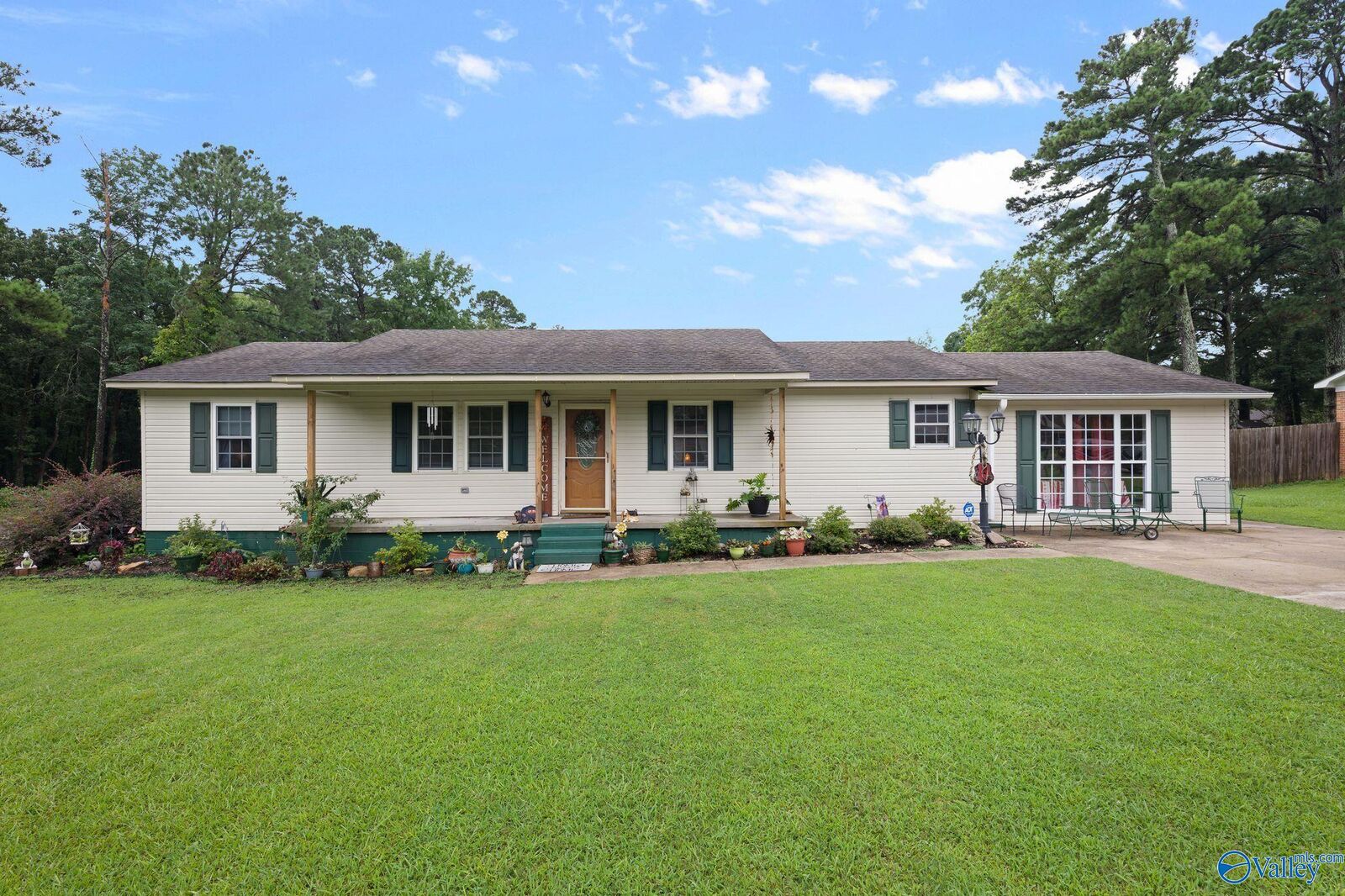 Property Photo: 2272 Hillview Street NW AL 35640