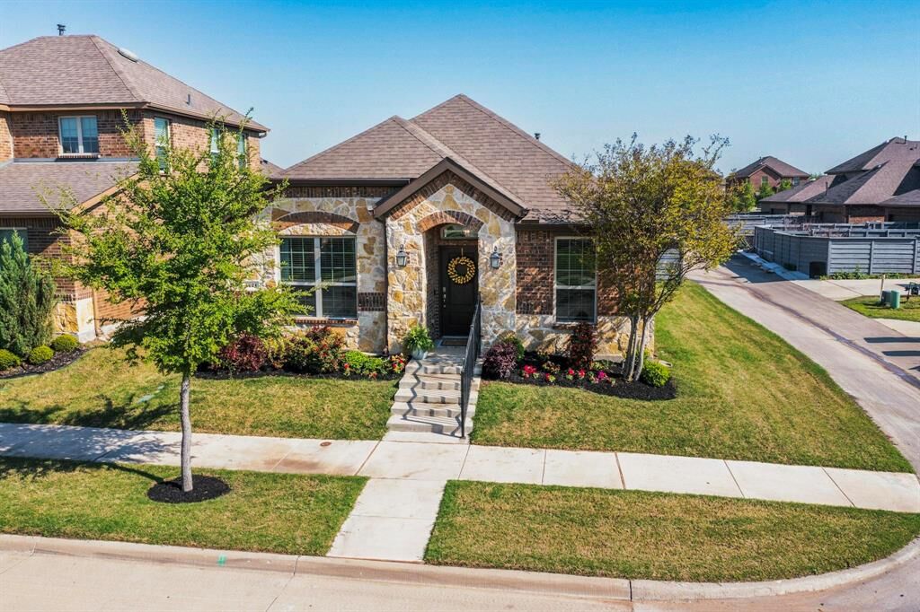 Property Photo: 1421 Sage Way TX 76227