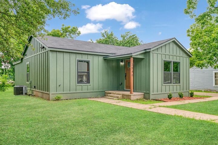 Property Photo:  2540 E Price Street  TX 75460 