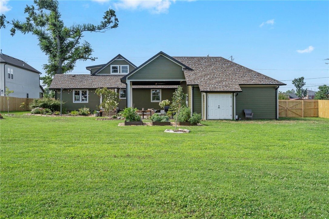 Property Photo:  615 W Persimmon Street  AR 72756 