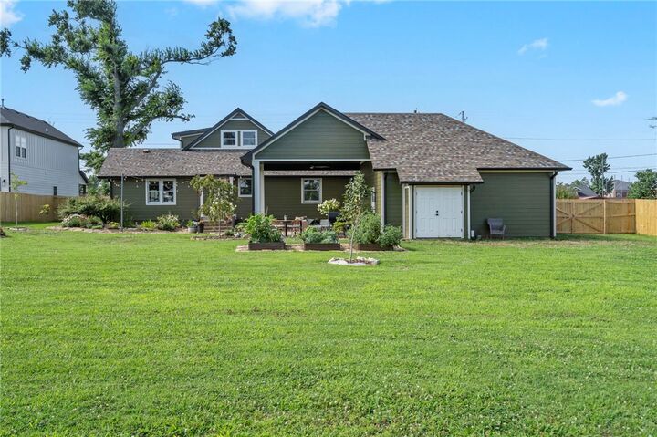 Property Photo: 615 W Persimmon Street AR 72756