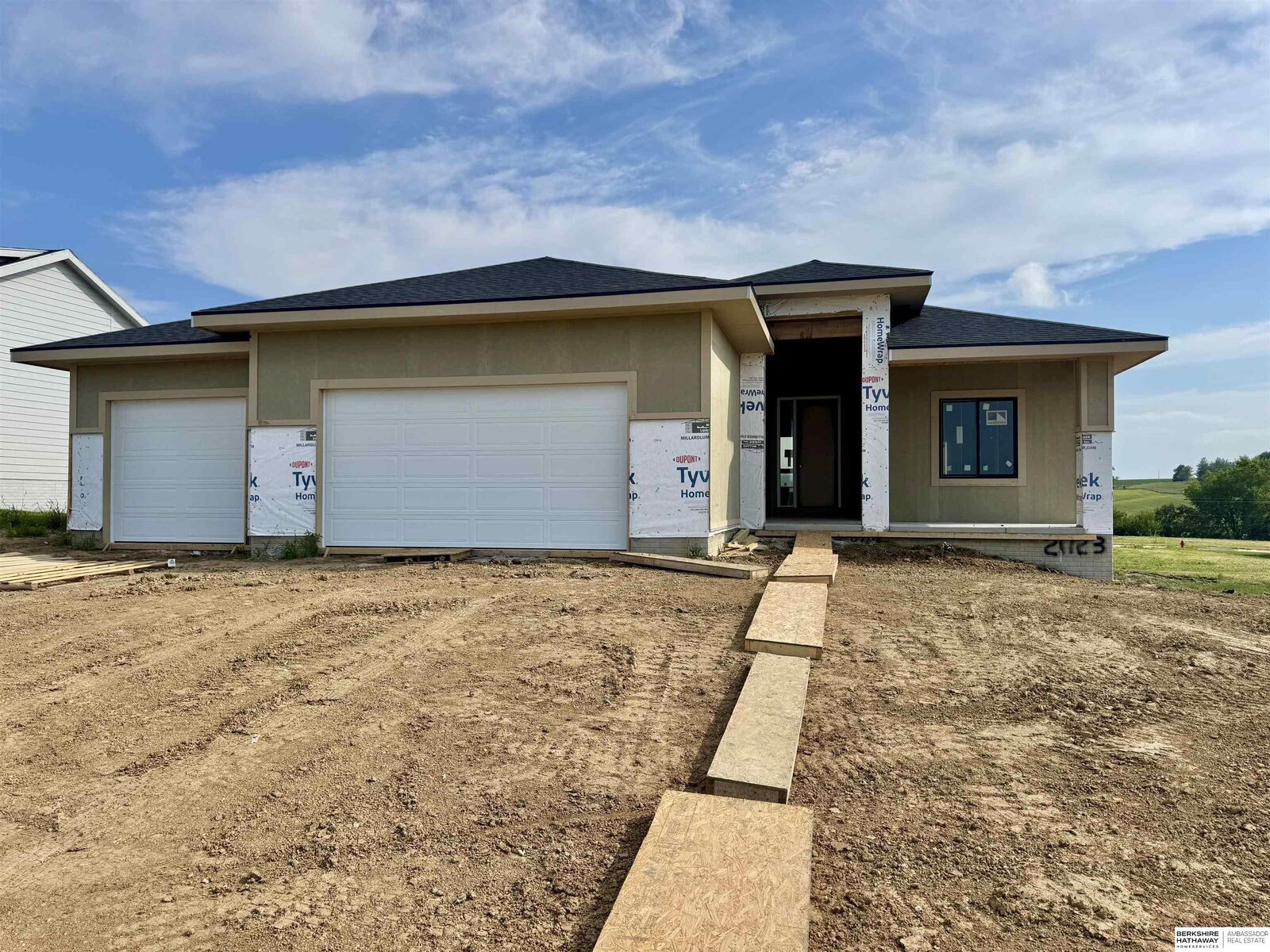 Property Photo: 21723 Glenmore Drive NE 68028