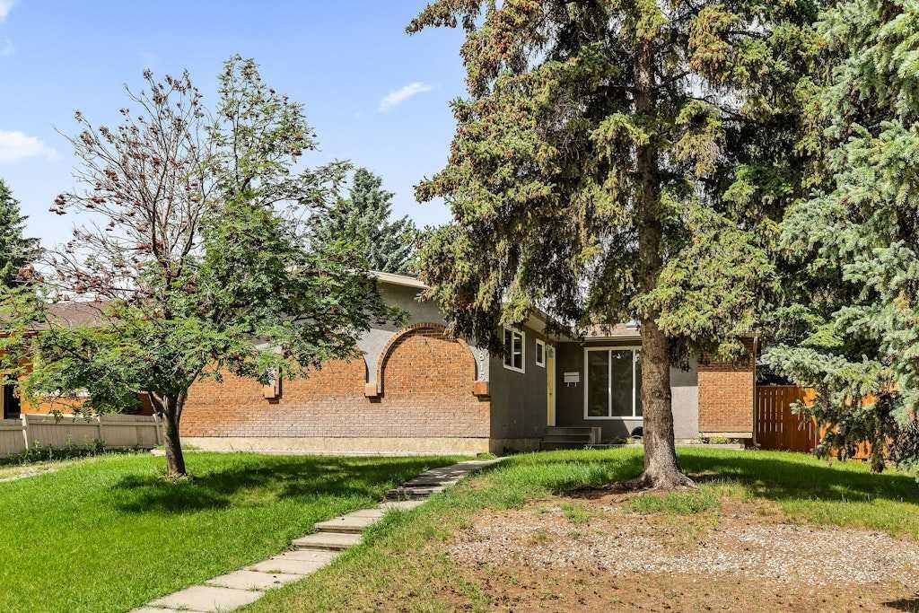 Property Photo:  10815 Brae Place SW  AB T2W 1E4 