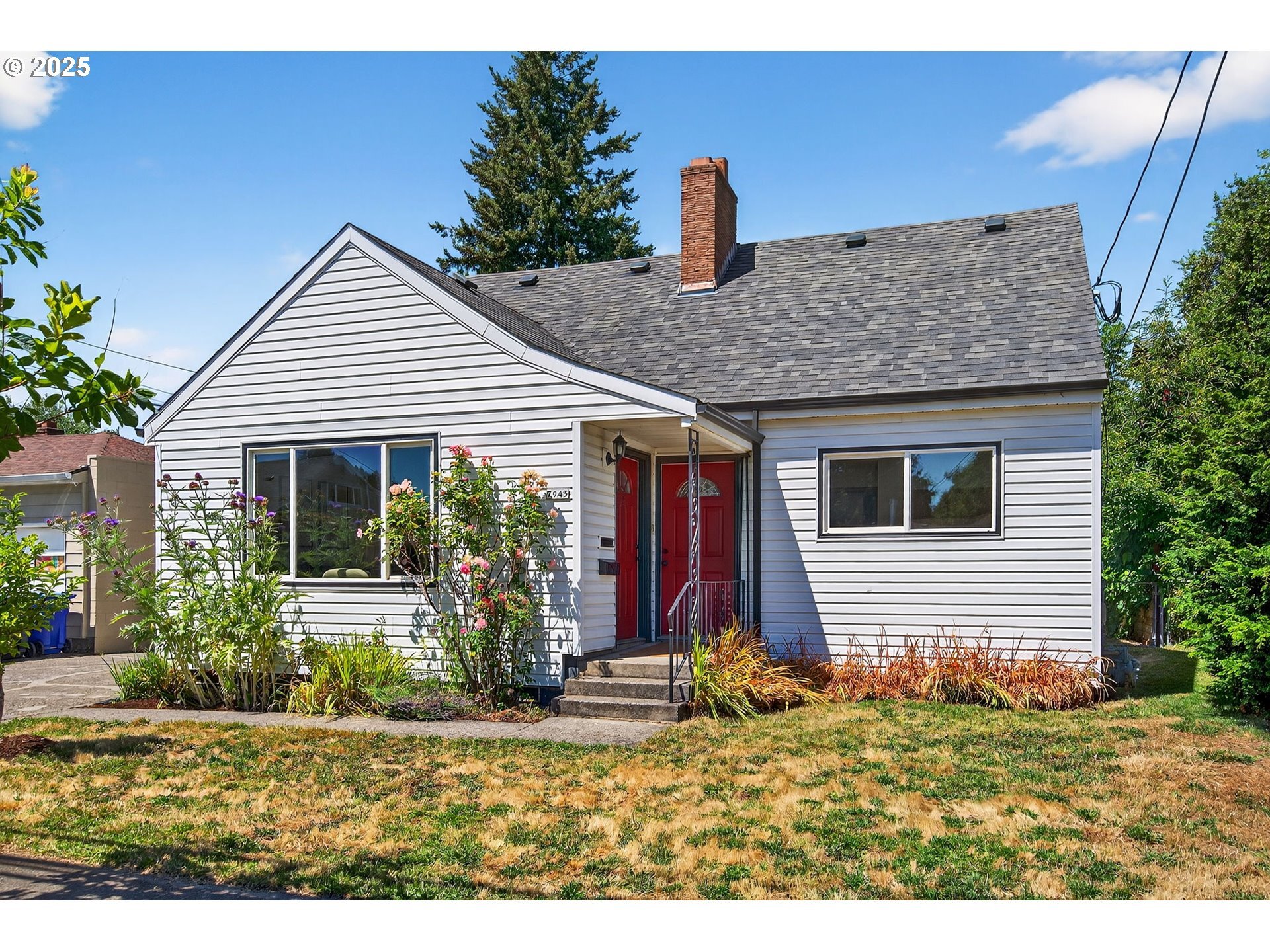 Property Photo:  7945 SE Center St  OR 97206 
