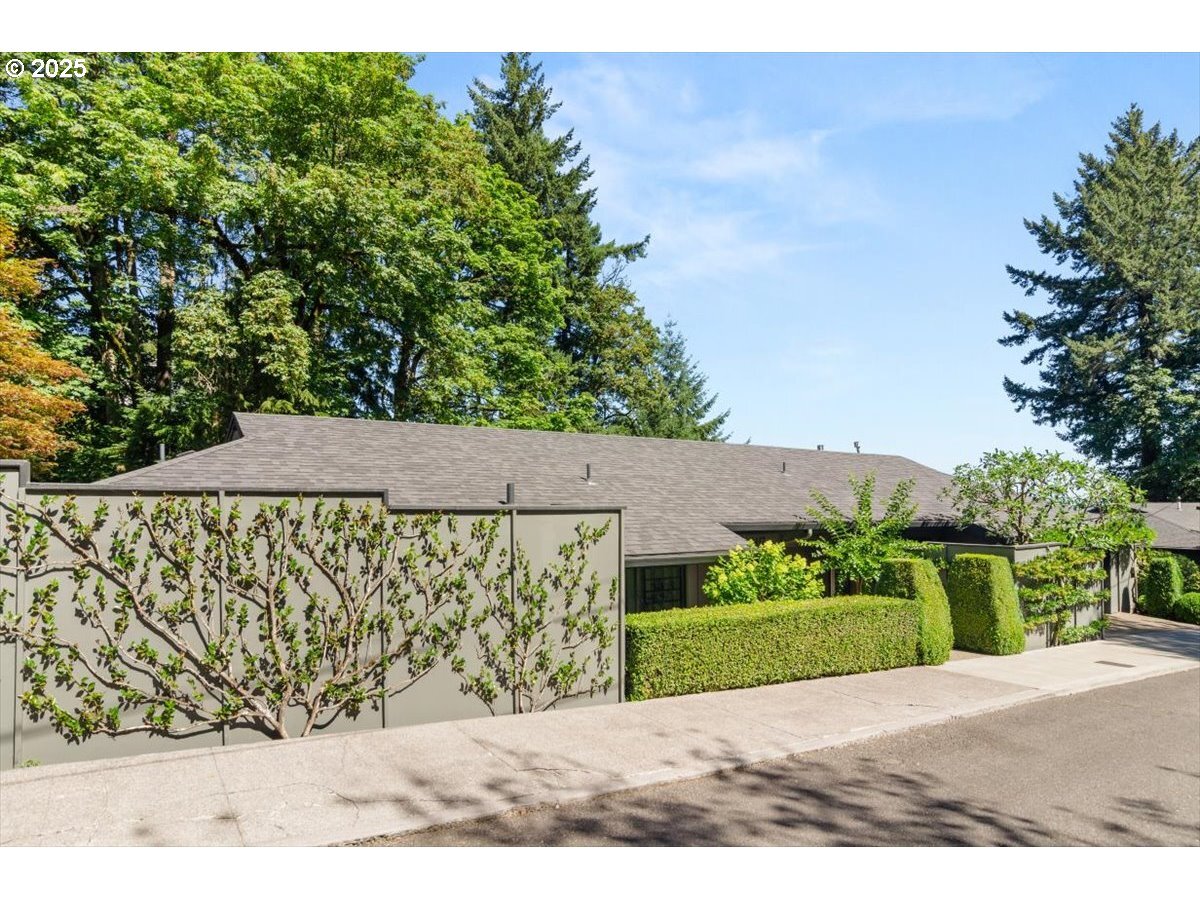 Property Photo: 2417 SW Montgomery Dr OR 97201