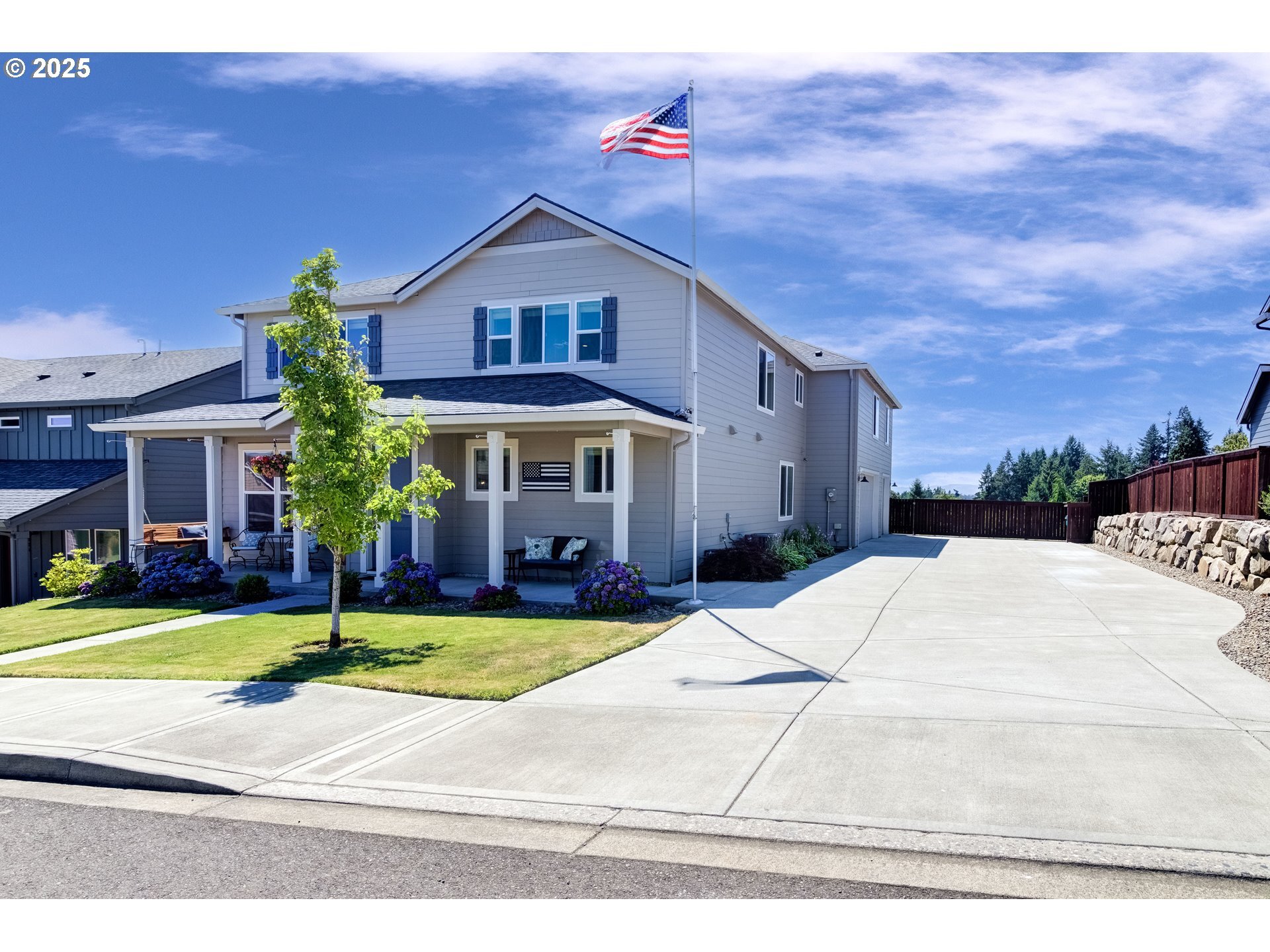 Property Photo: 806 E Tanoak Ave WA 98629