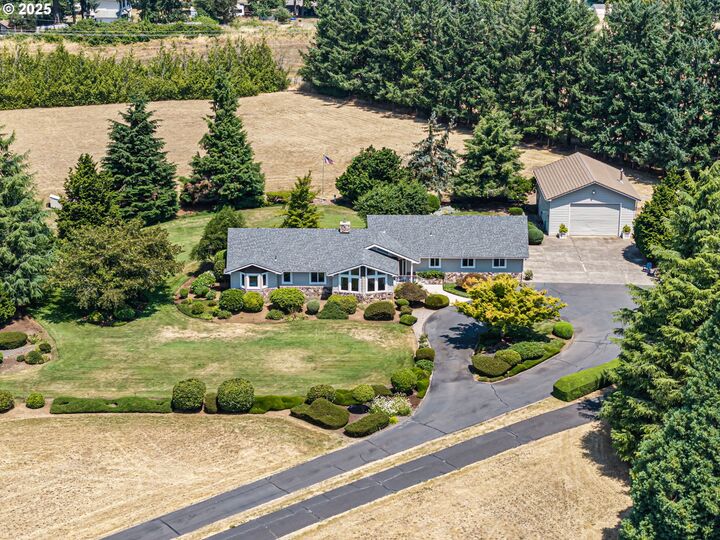 Property Photo: 35514 Sunnyhill Ln OR 97455