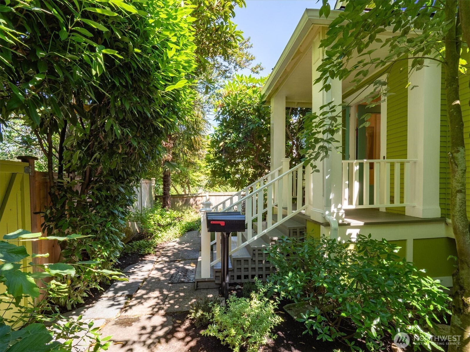 Property Photo: 5618 Keystone Place N WA 98103
