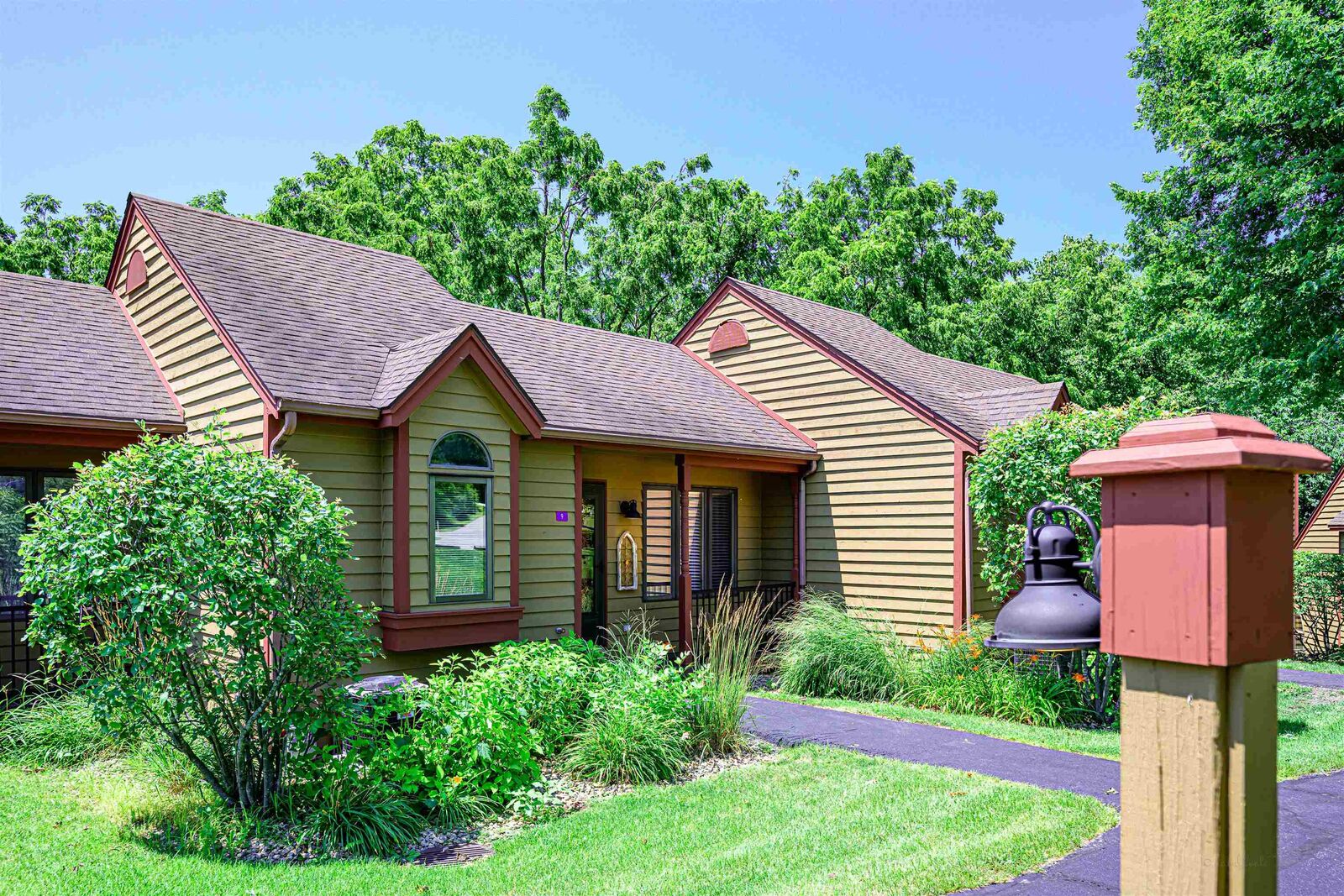 Property Photo: 9 Oak Glen Drive IL 61036