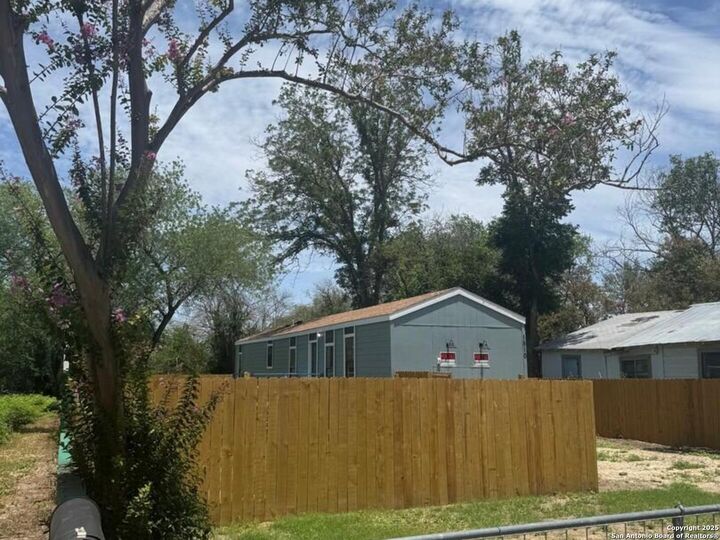 Property Photo: 1510 12th TX 78861