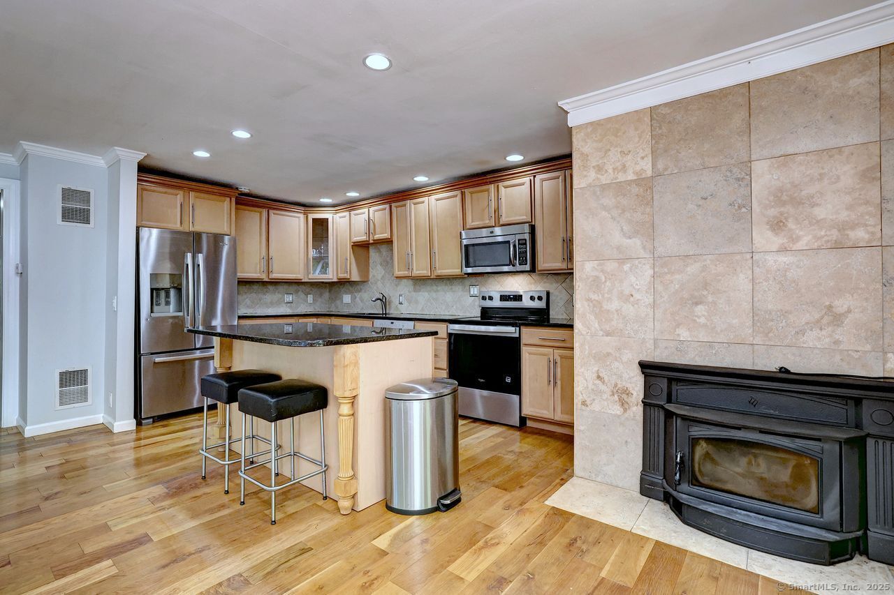 Property Photo: 185 Eramo Terrace CT 06518