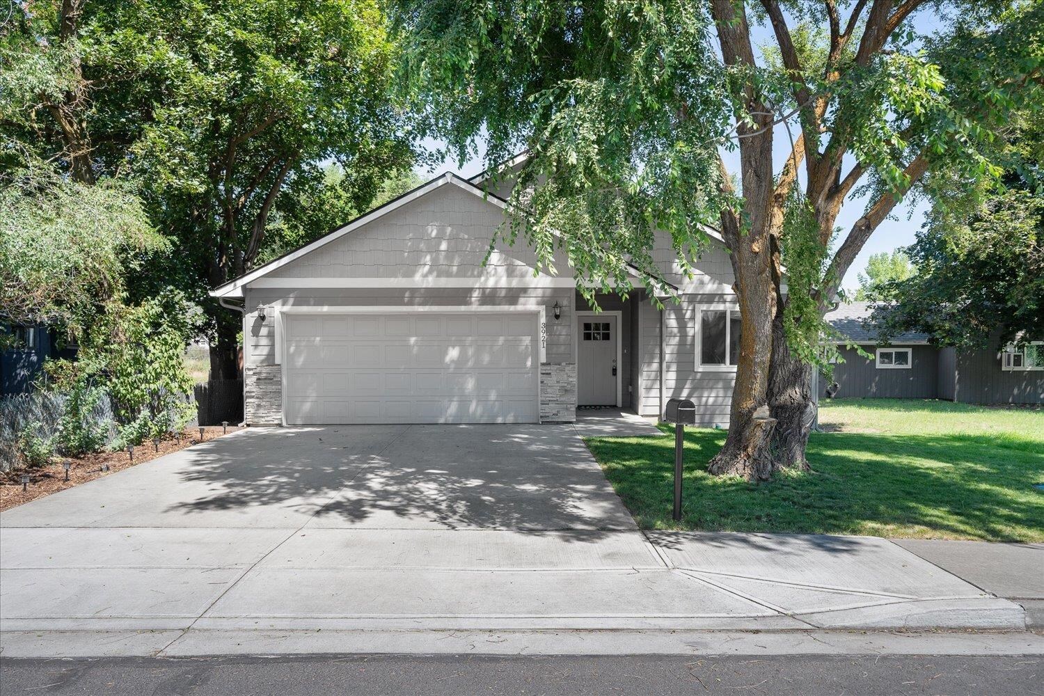 Property Photo: 3921 E Longfellow Ave WA 99217