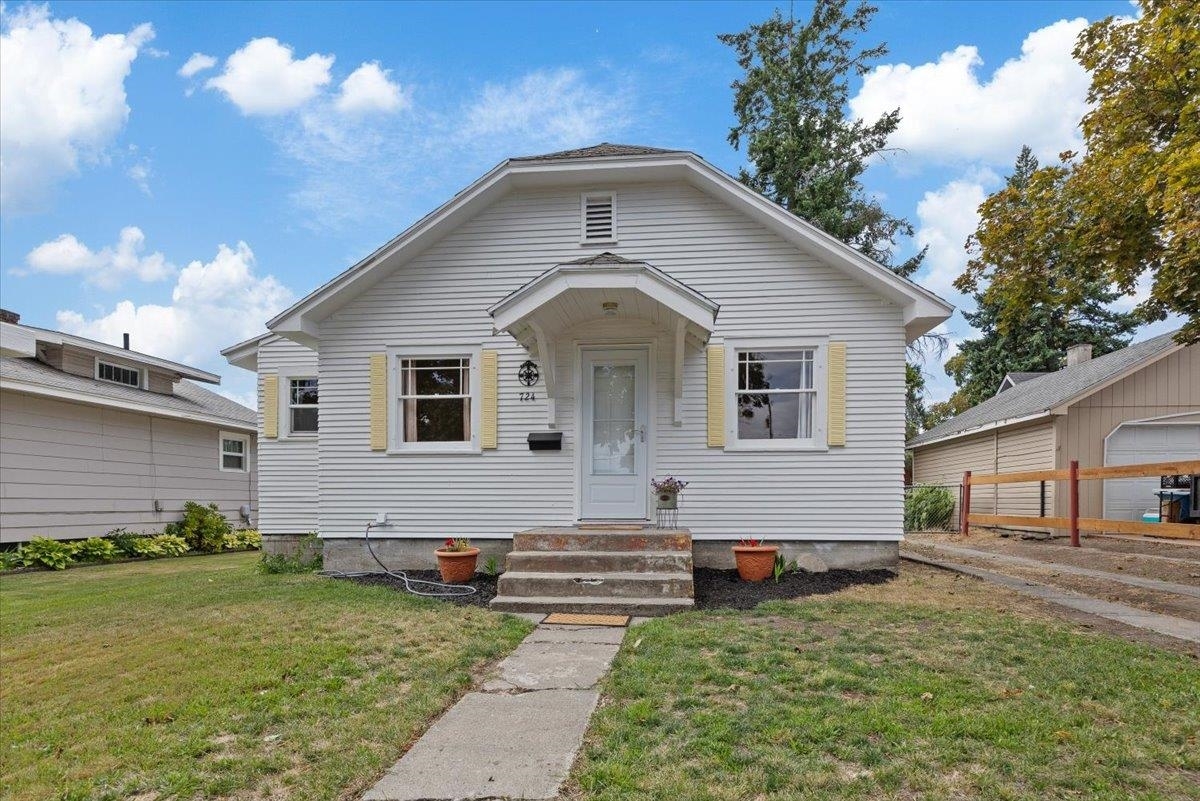 Property Photo:  724 E Broad Ave  WA 99207 