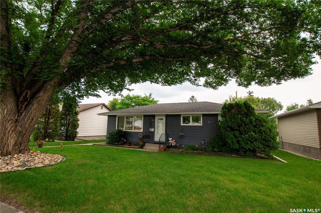 Property Photo: 1614 8th Avenue N SK S7K 2X9
