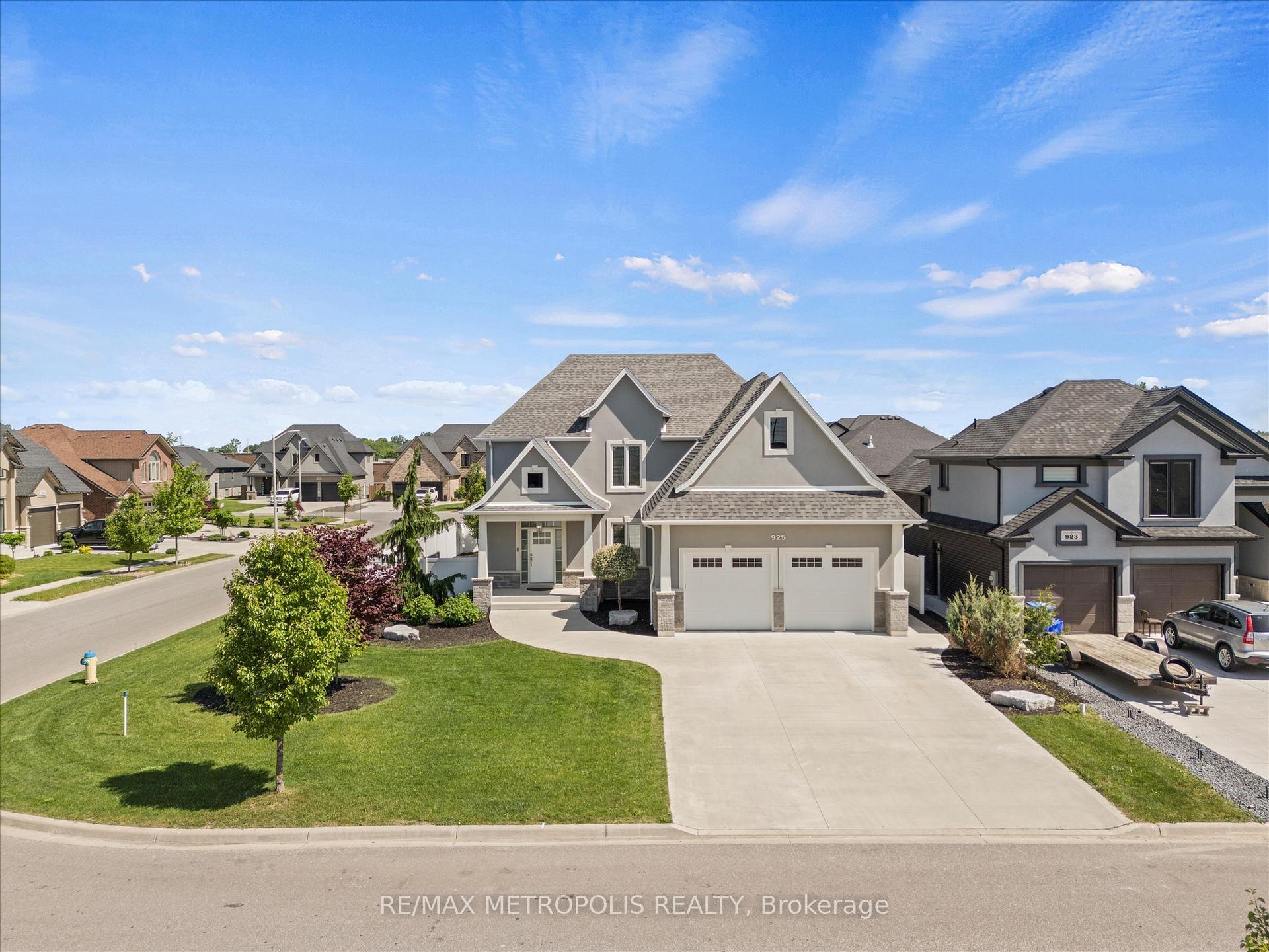 Photo de la propriété: 925 Lakewood Crescent ON N8L 1G6