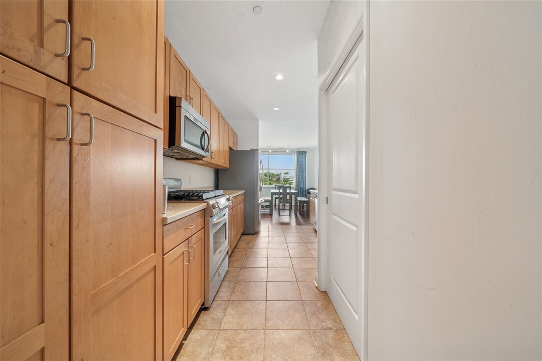 Property Photo:  5570 Centre Ave 403  PA 15232 