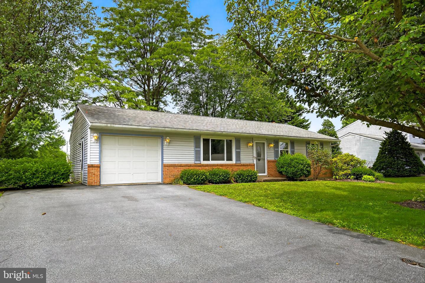 818 Lakeview Drive  Lancaster PA 17601 photo