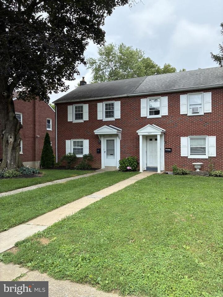 Property Photo: 1025 Edgemoor Court PA 17601