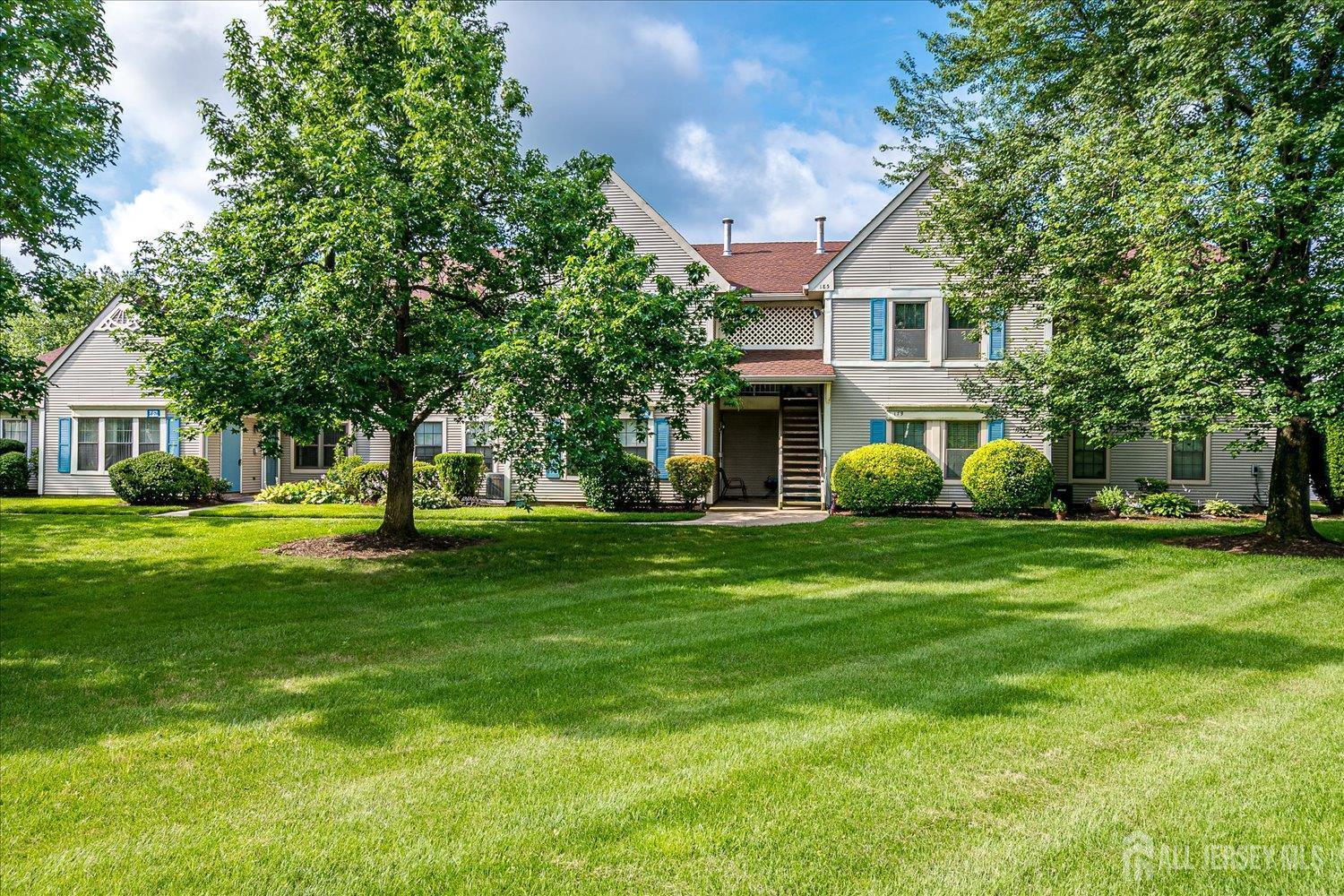 Property Photo: 186 Wycoff Way W NJ 08816