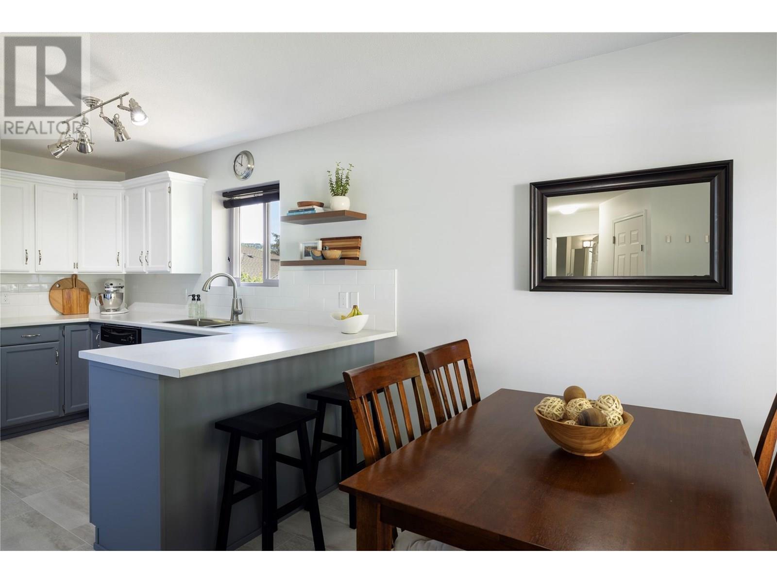 Photo de la propriété:  1853 Edgehill Avenue 28  BC V1V 1X8 