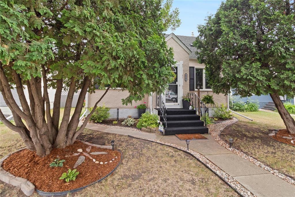 Property Photo: 428 Jefferson Avenue MB R2V 0N2