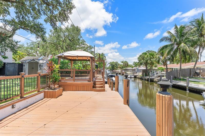 Property Photo: 921 SW 17th St FL 33315