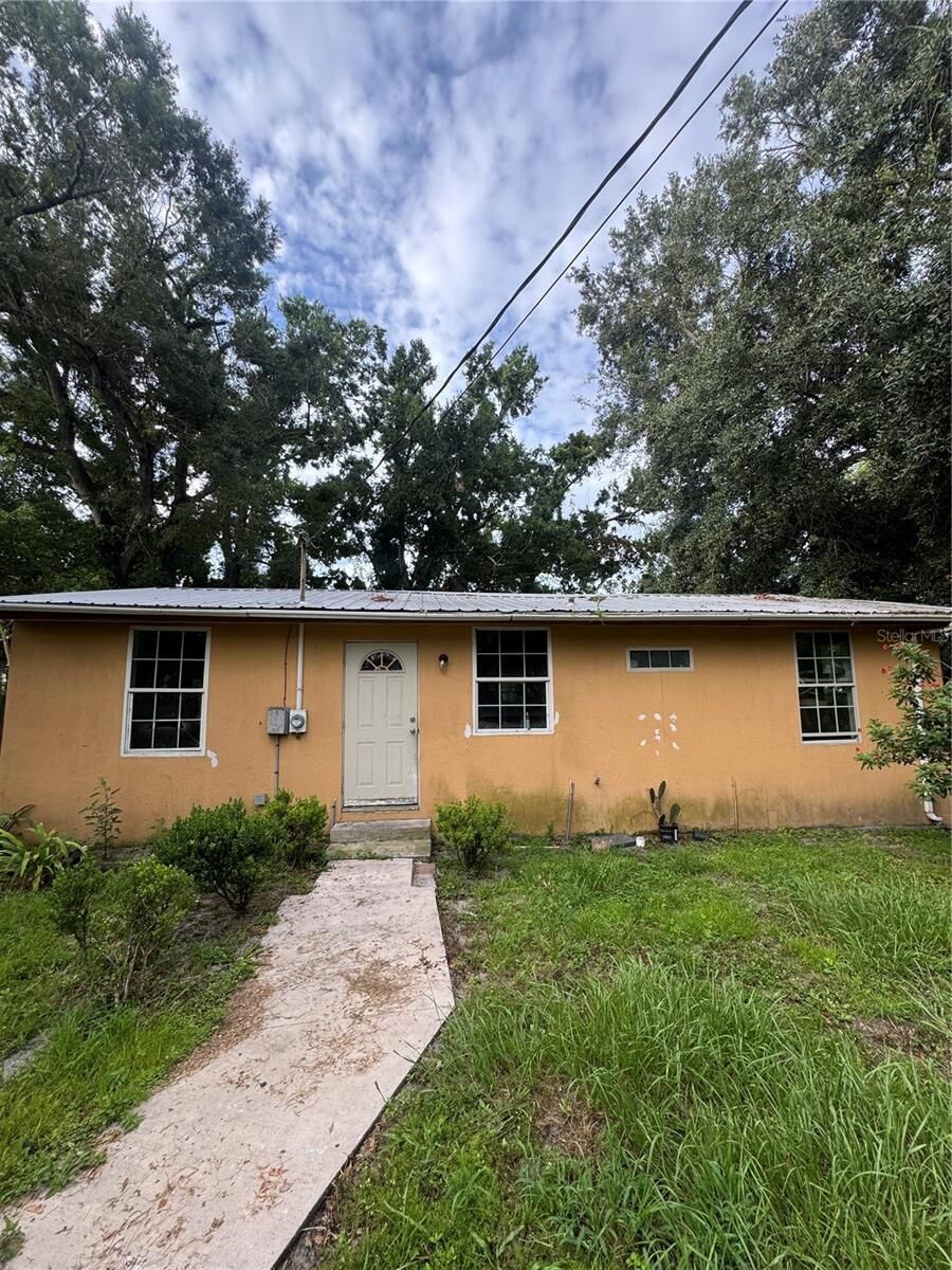 Property Photo: 2310 Azalea Court FL 33815
