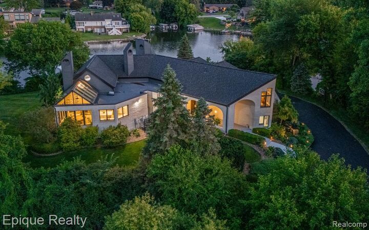 Property Photo:  4912 Oakwood Court  MI 48382 1435 