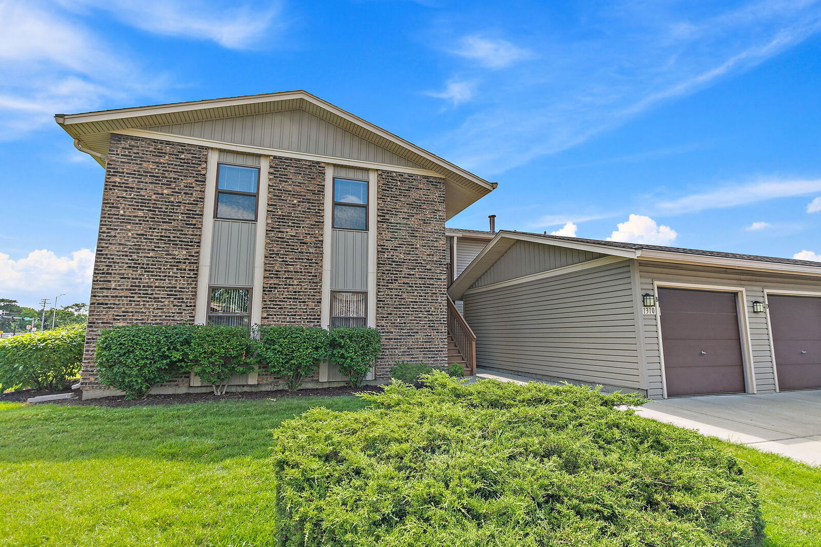 Property Photo:  1310 Gifford Court B  IL 60133 