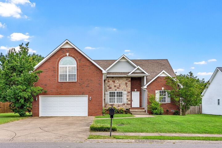 Property Photo:  708 W Accipiter Cir  TN 37043
