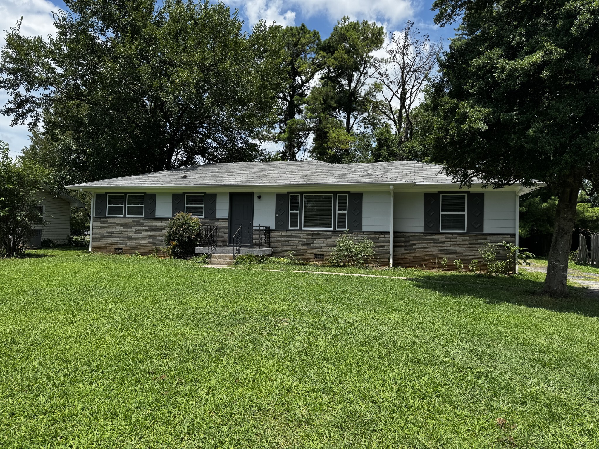 Property Photo: 1018 Lawndale Dr TN 37129