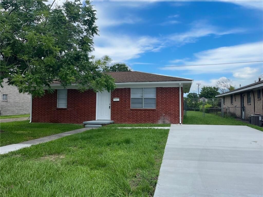 Property Photo: 112 E Street LA 70037