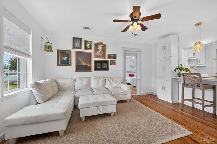 Property Photo: 310 Greve Rd FL 32507