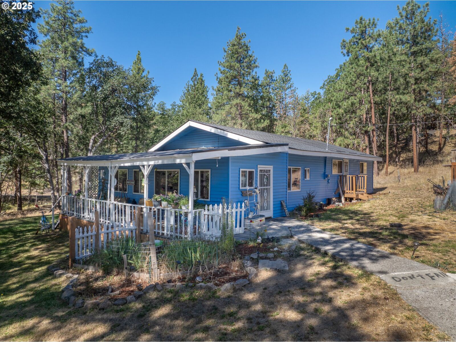 Property Photo:  174 N Circle Dr  OR 97063 