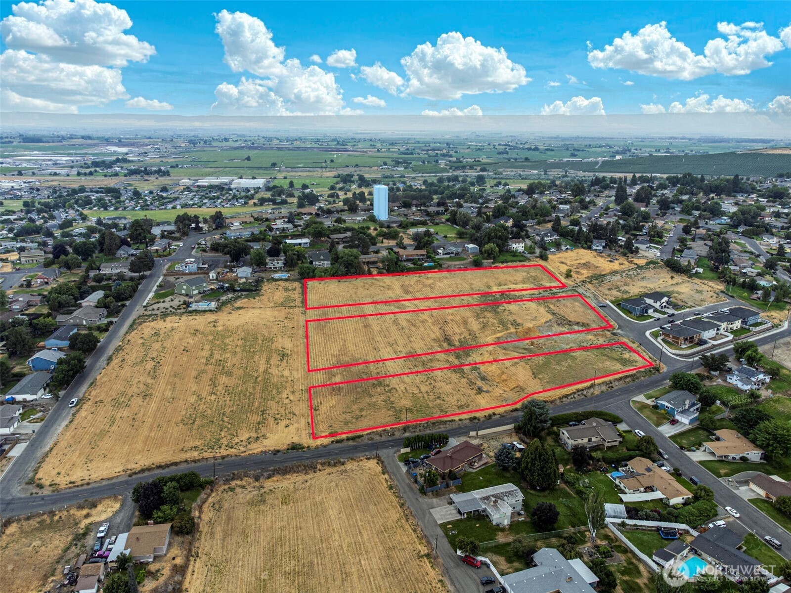 Property Photo:  2  Lander Ct. Lot 2  WA 98944 