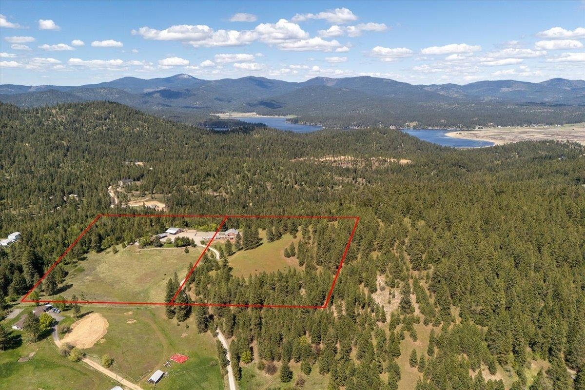 Property Photo:  9305 N Harvard Rd  WA 99025 