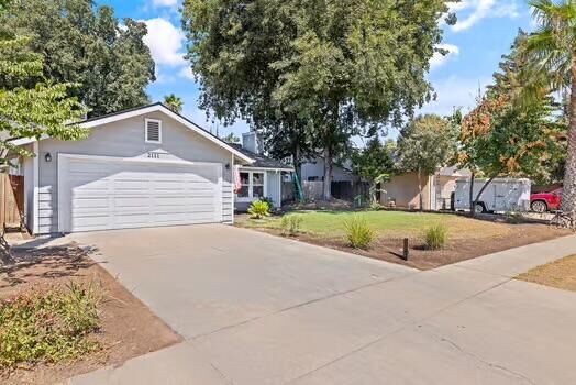 Property Photo:  2111 S Conyer Ct Court  CA 93277 