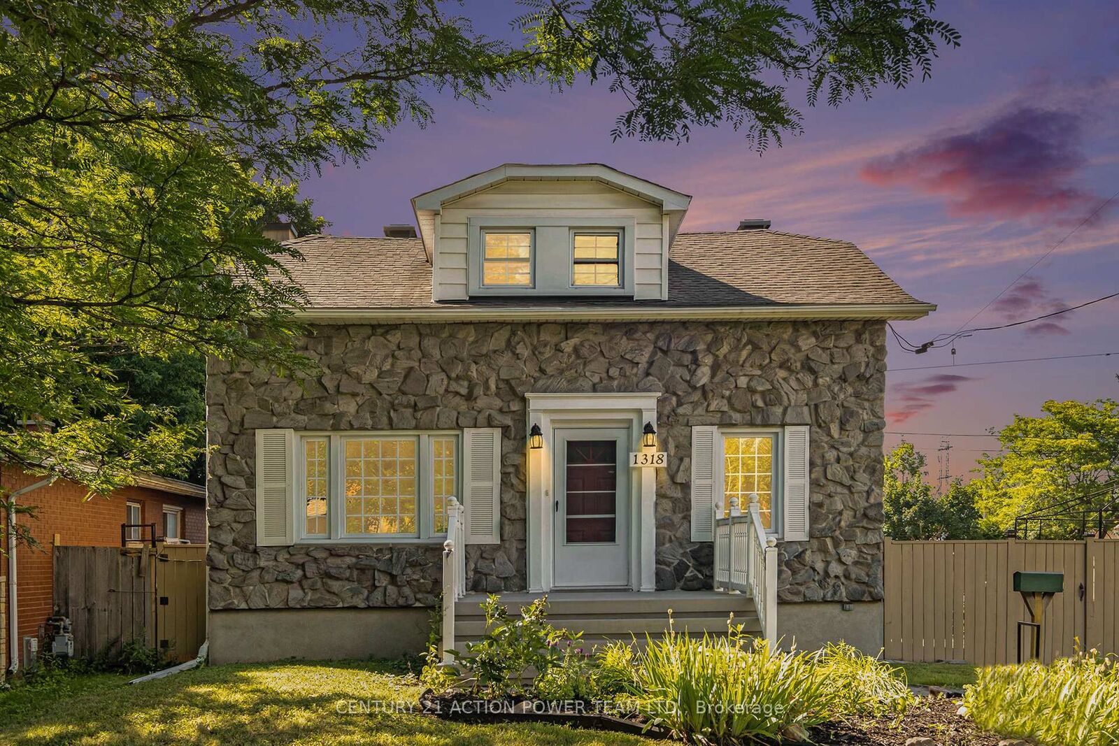 Property Photo: 1318 Brookline Avenue ON K1V 6S3