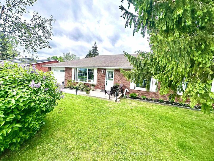 Property Photo:  233 Market Street  ON K0L 1L0 