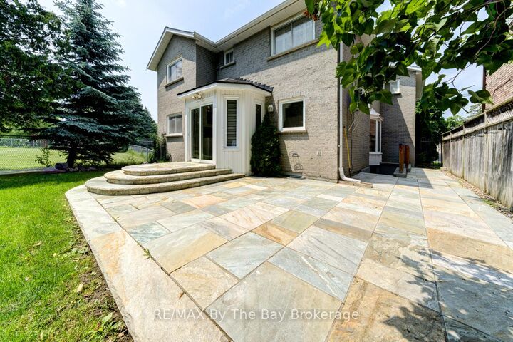 Photo de la propriété:  145 Old Surrey Lane  ON L4C 6R9 