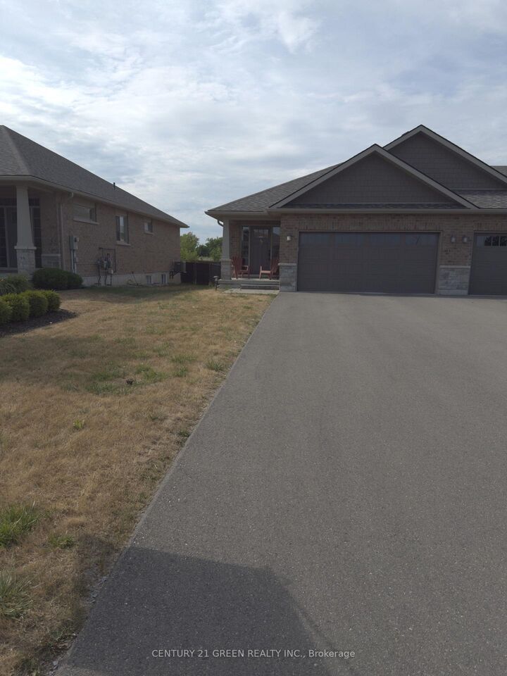 Photo de la propriété:  100 Spruce Gardens Court  ON K8N 0B5 