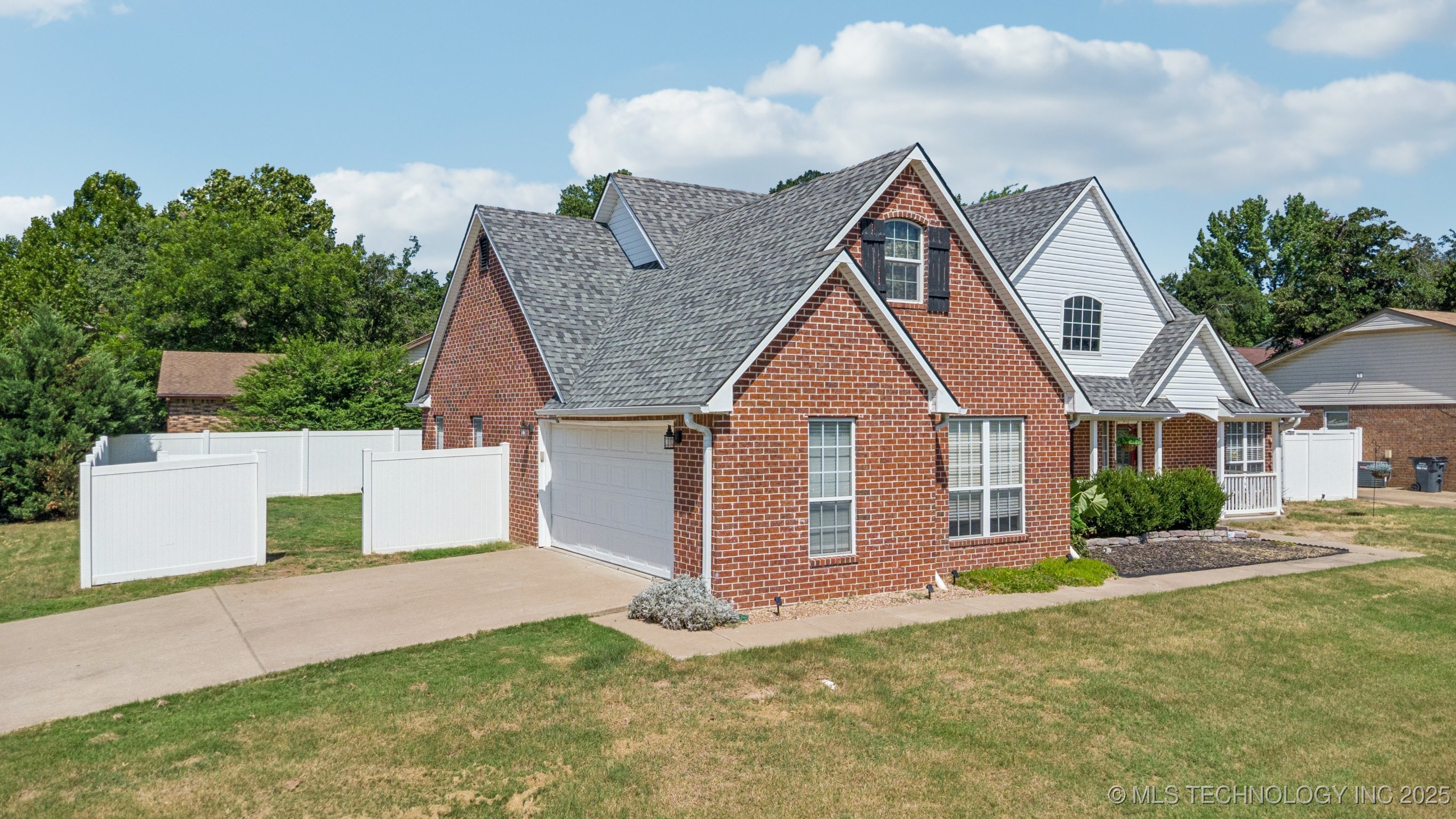 Property Photo:  2209 E Southbrook Avenue  OK 74447 