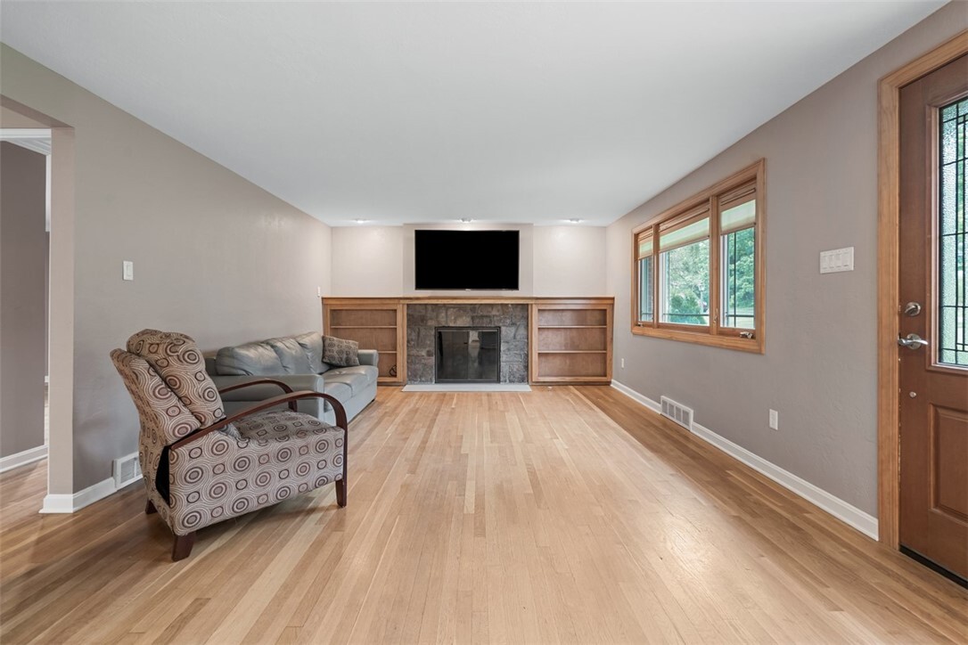 Property Photo:  1290 Lakemont Dr  PA 15243 