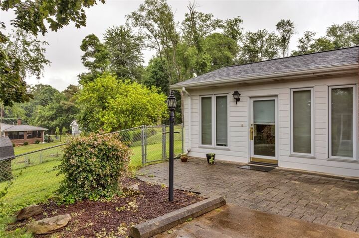 Property Photo: 215 Robin Hood Dr PA 15642