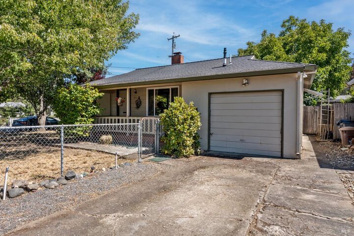Property Photo:  611 Hawthorne Lane  CA 95490 