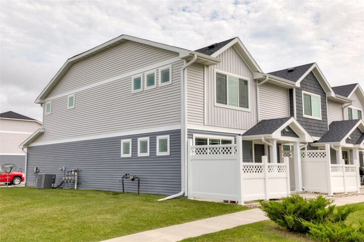 Property Photo: 1001 NE 58th Lane IA 50021